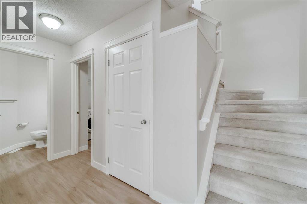 130 Somerglen Way SW - 21