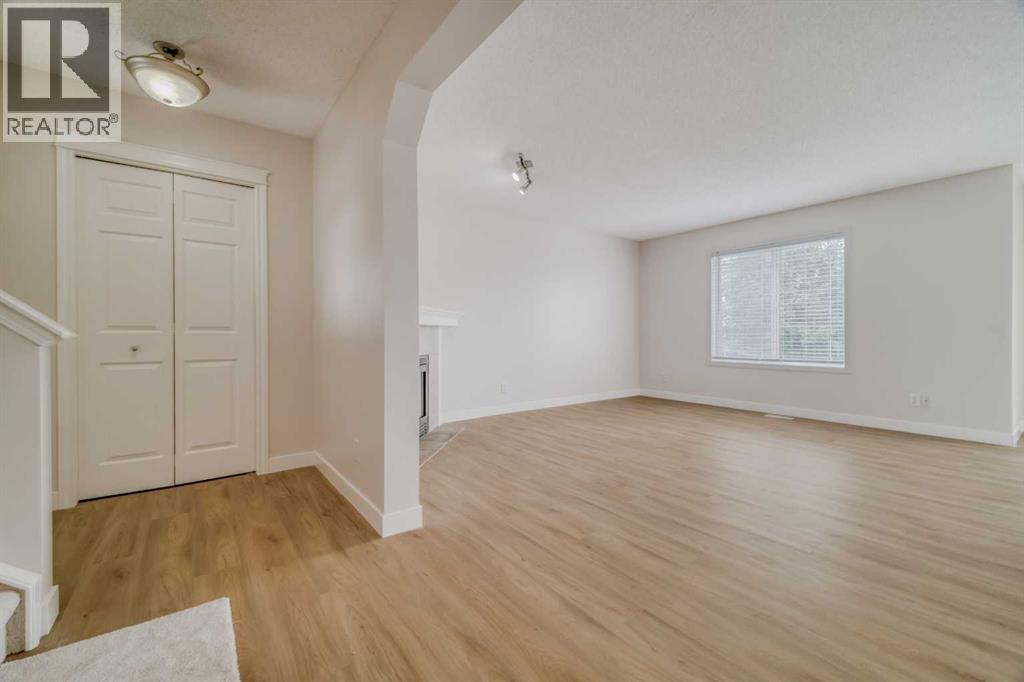 130 Somerglen Way SW - 24