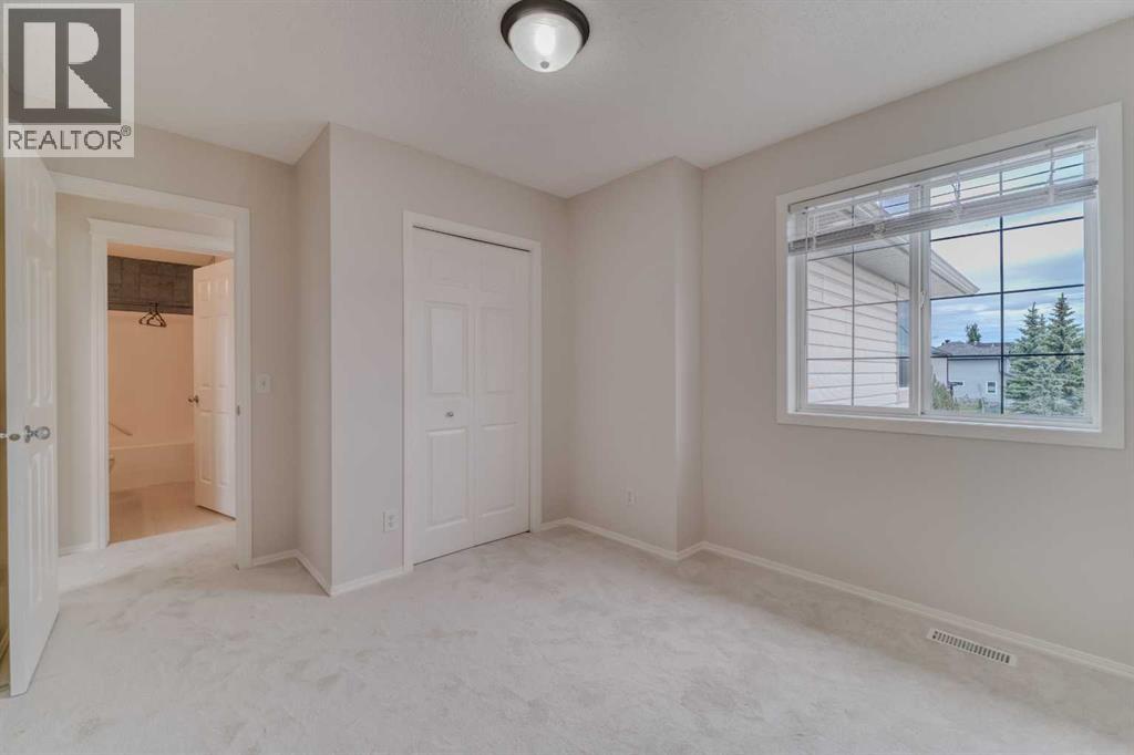 130 Somerglen Way SW - 35