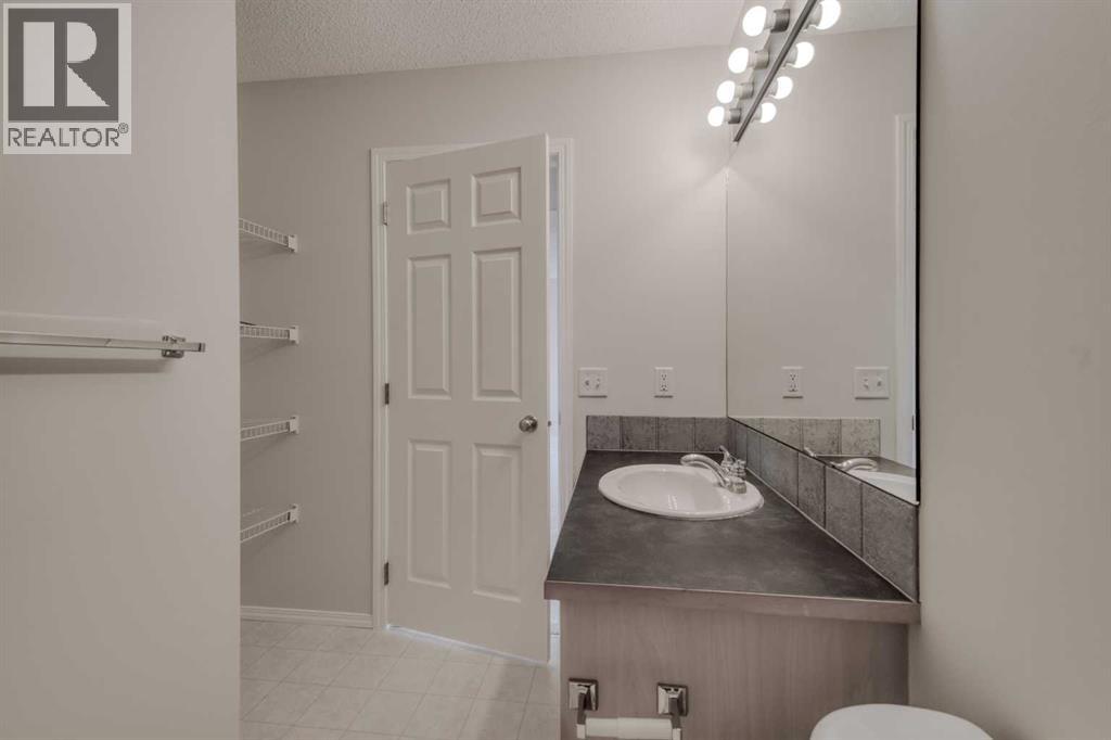 130 Somerglen Way SW - 37