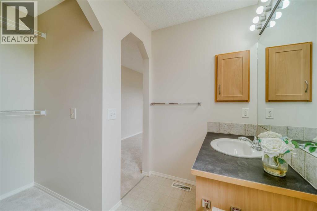 130 Somerglen Way SW - 43