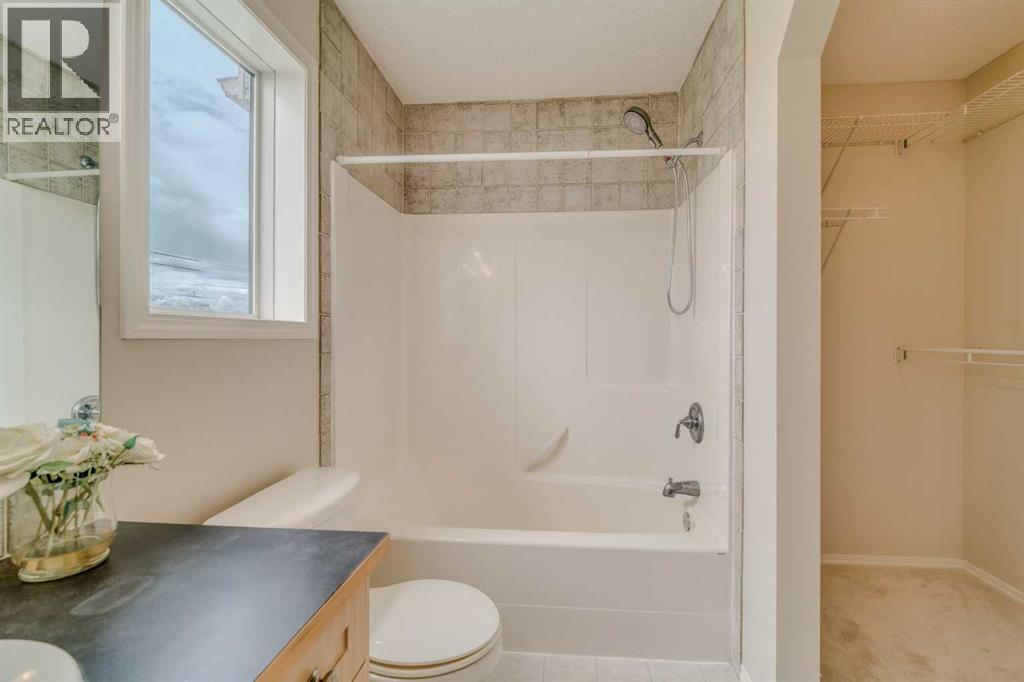 130 Somerglen Way SW - 44