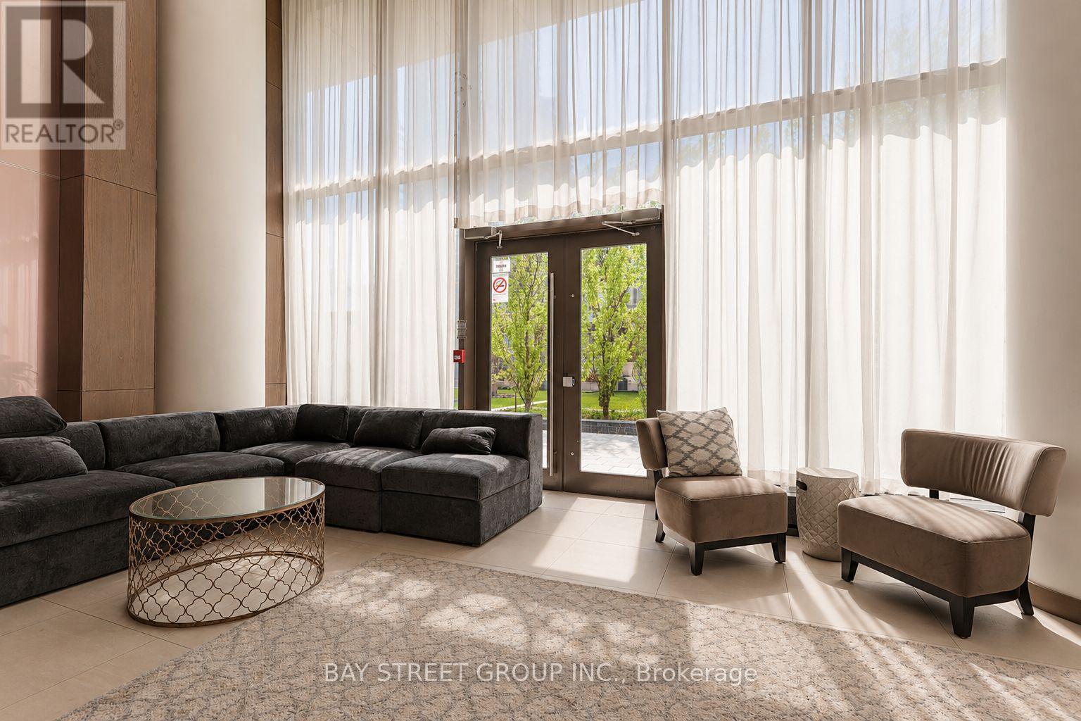 #2906 121 MCMAHON DRIVE - 32