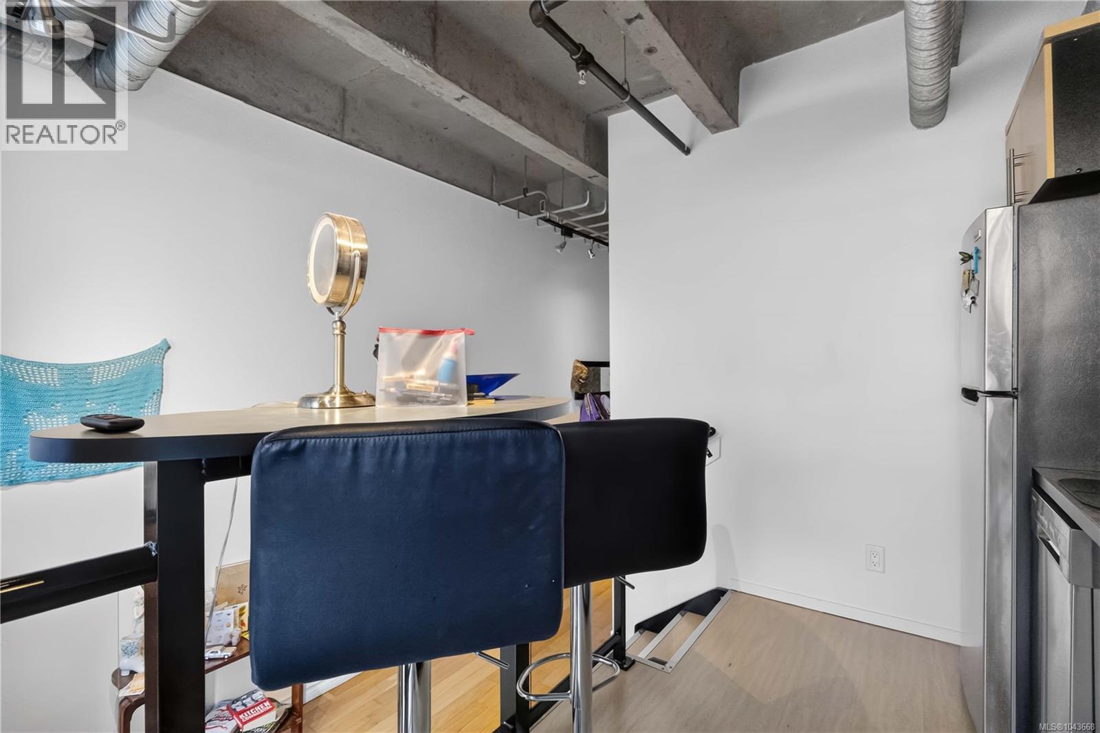 #213 1061 Fort St - 12