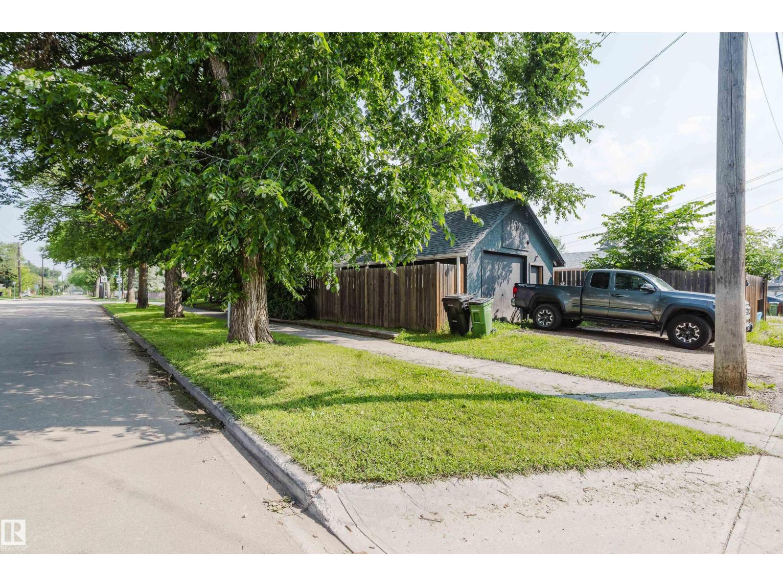 8759 78 AV NW - 36