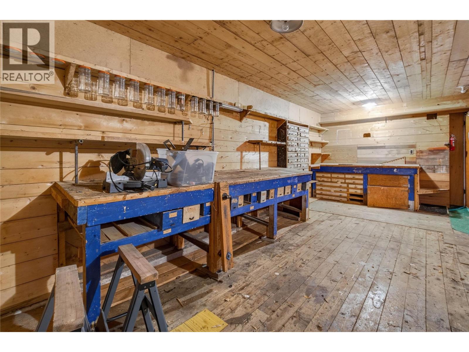 2862 Caen Road - 32