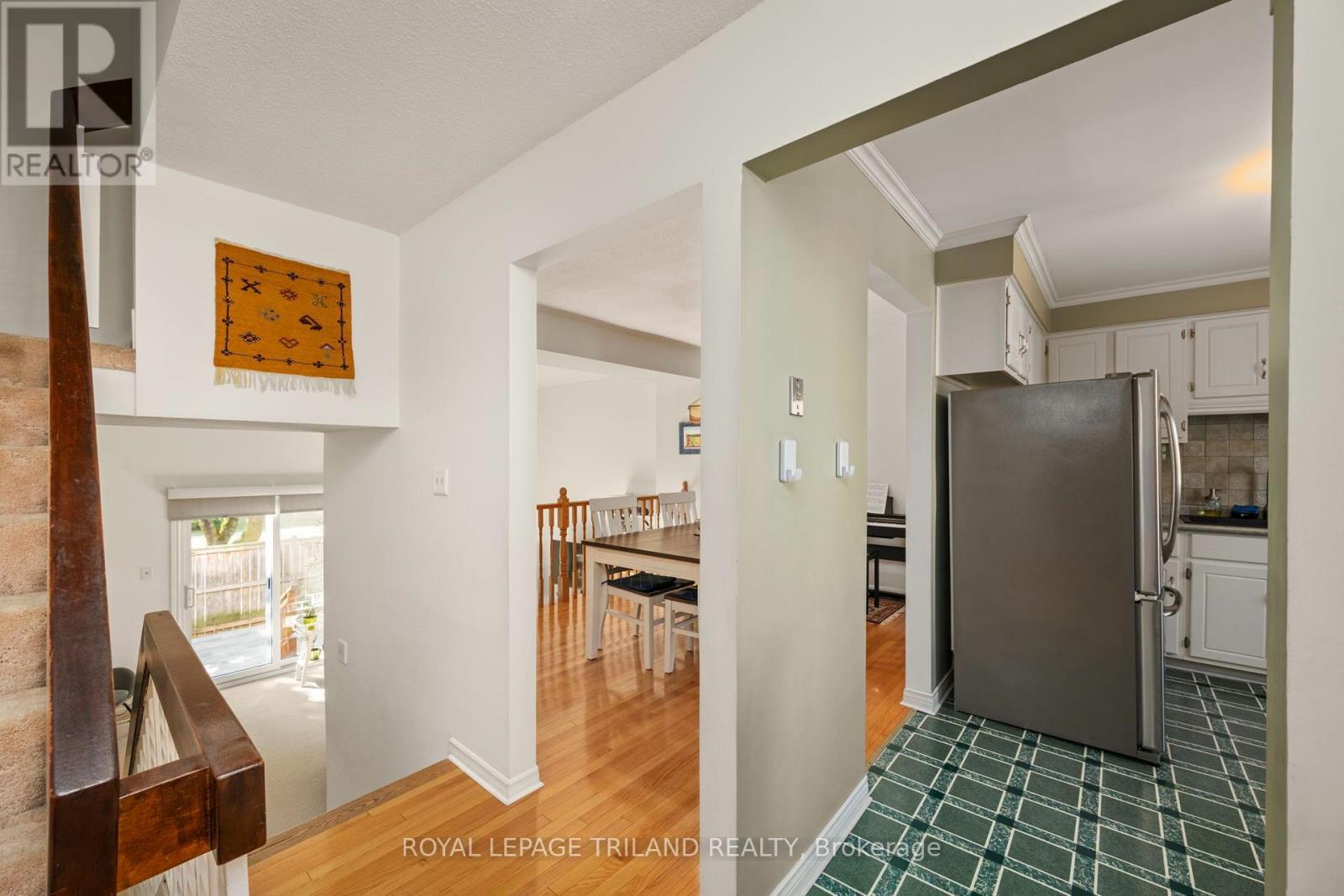 #14 300 SANDRINGHAM CRESCENT - Image 11