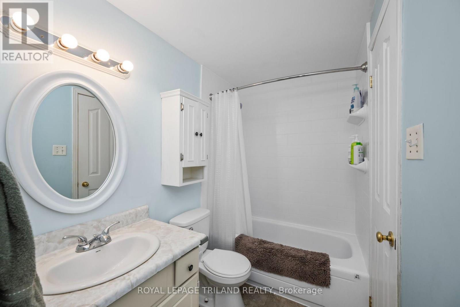 #14 300 SANDRINGHAM CRESCENT - Image 23