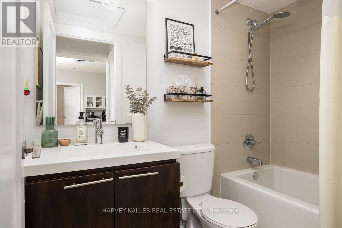 #813 70 ROEHAMPTON AVENUE - 16