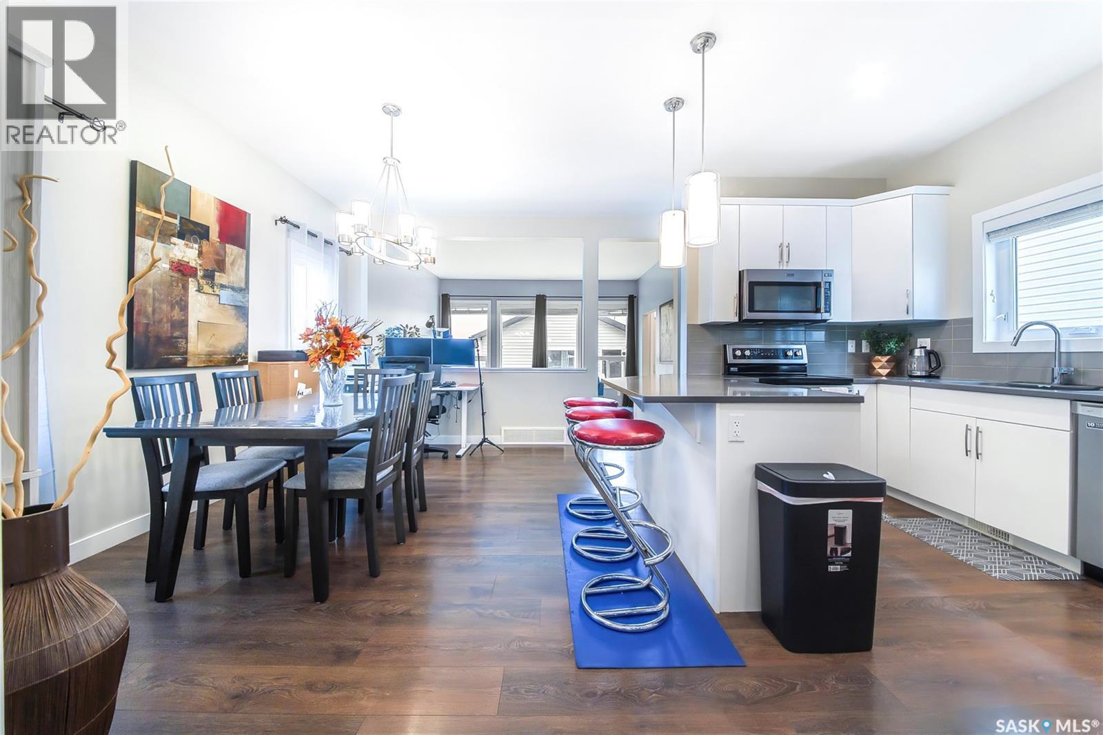 303 Delainey MANOR - 12