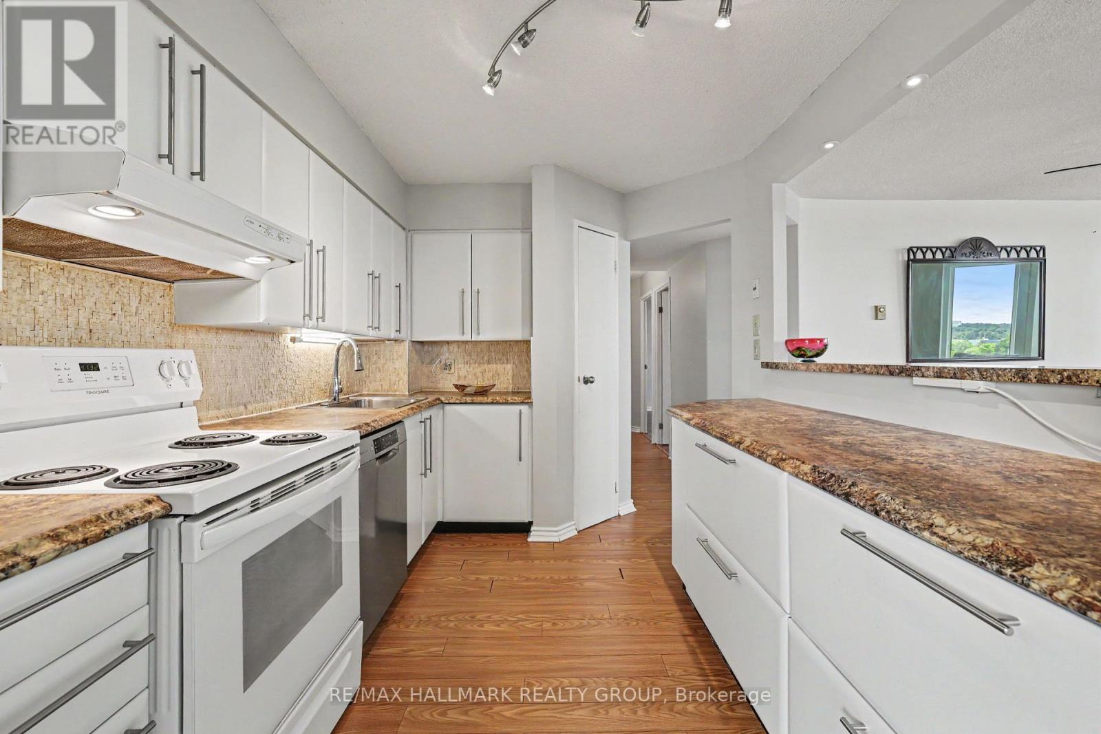 #915 1025 GRENON AVENUE - Image 13