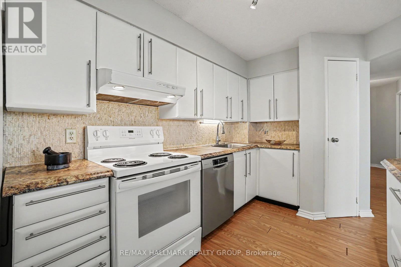#915 1025 GRENON AVENUE - Image 14