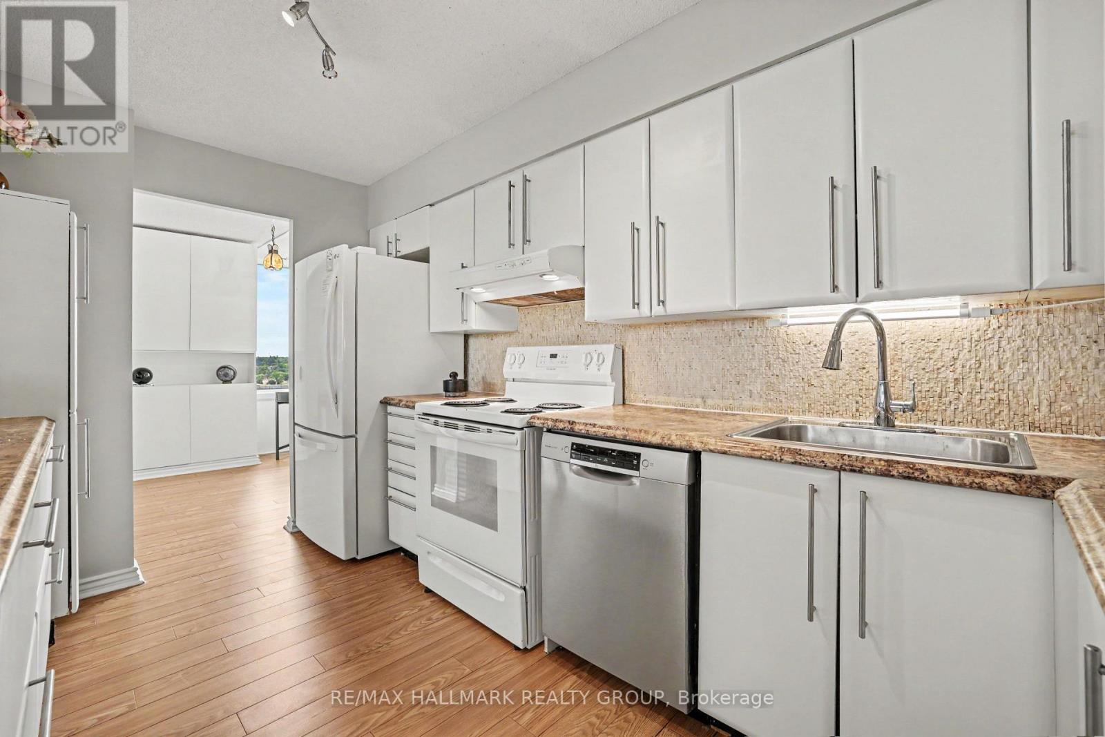 #915 1025 GRENON AVENUE - Image 15