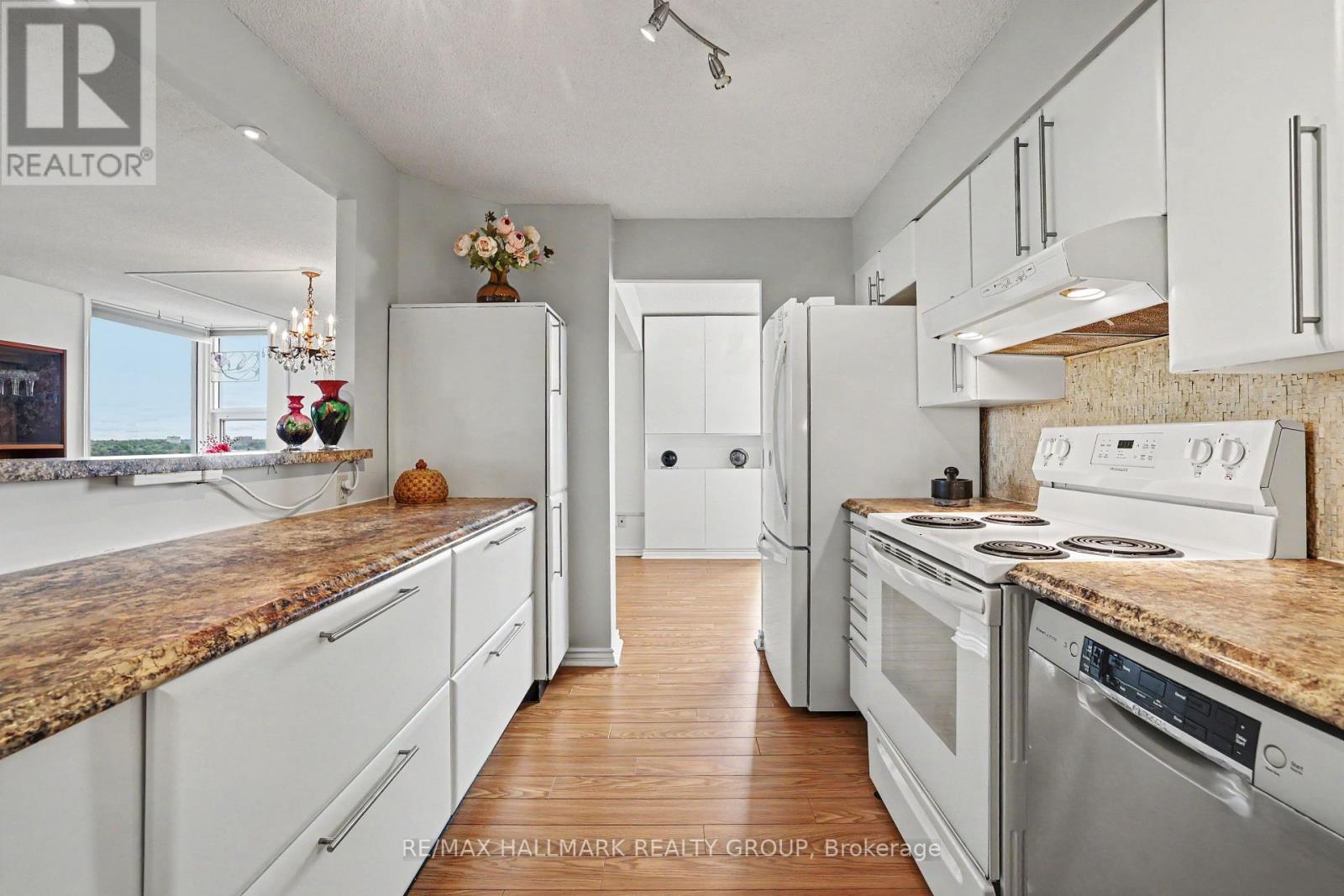 #915 1025 GRENON AVENUE - Image 16
