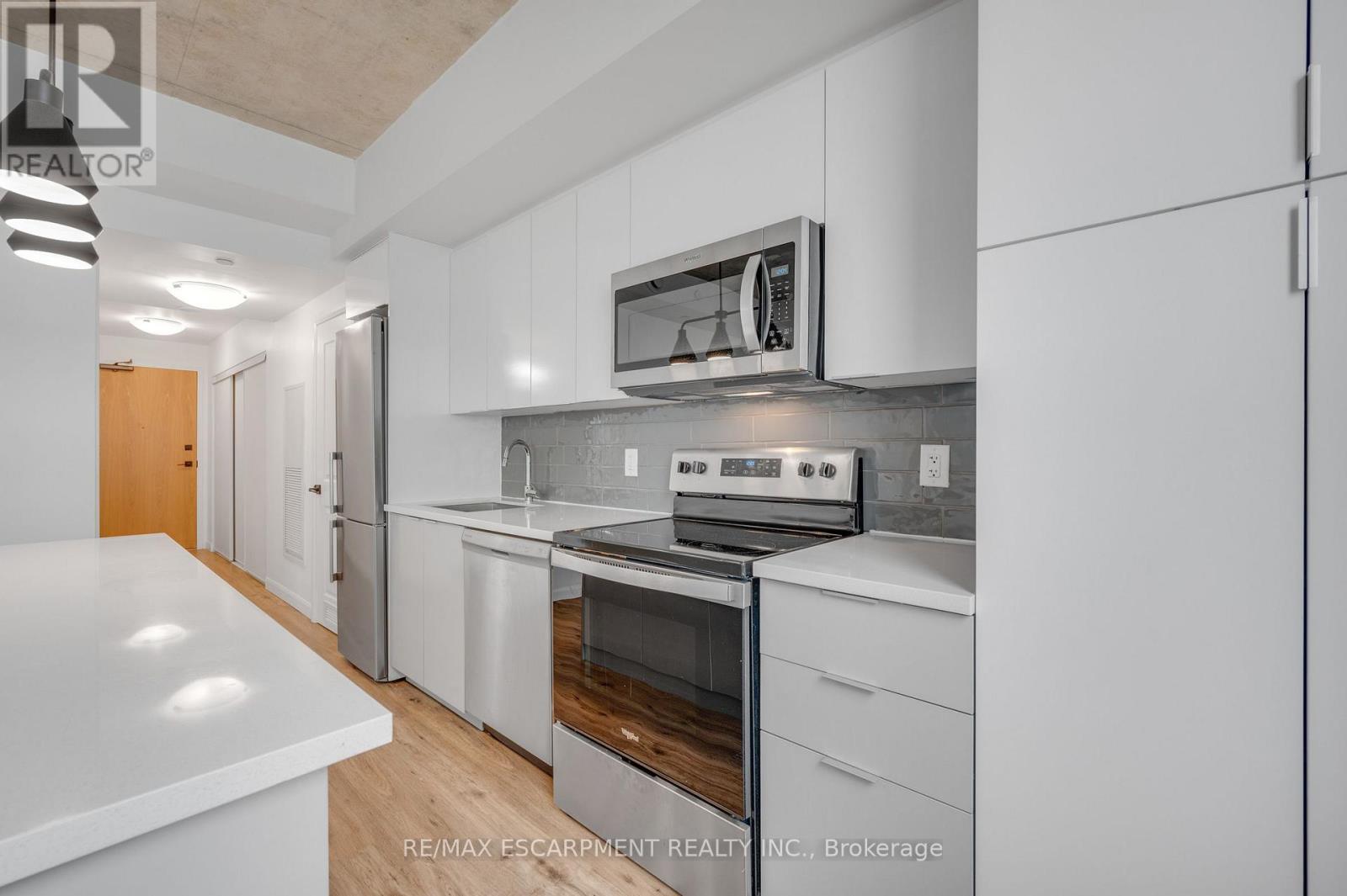 #606 7 ERIE AVENUE - 11