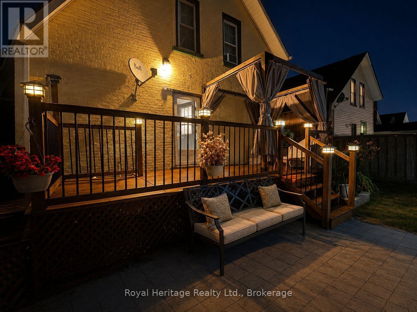 61 LINDSAY STREET N - 1