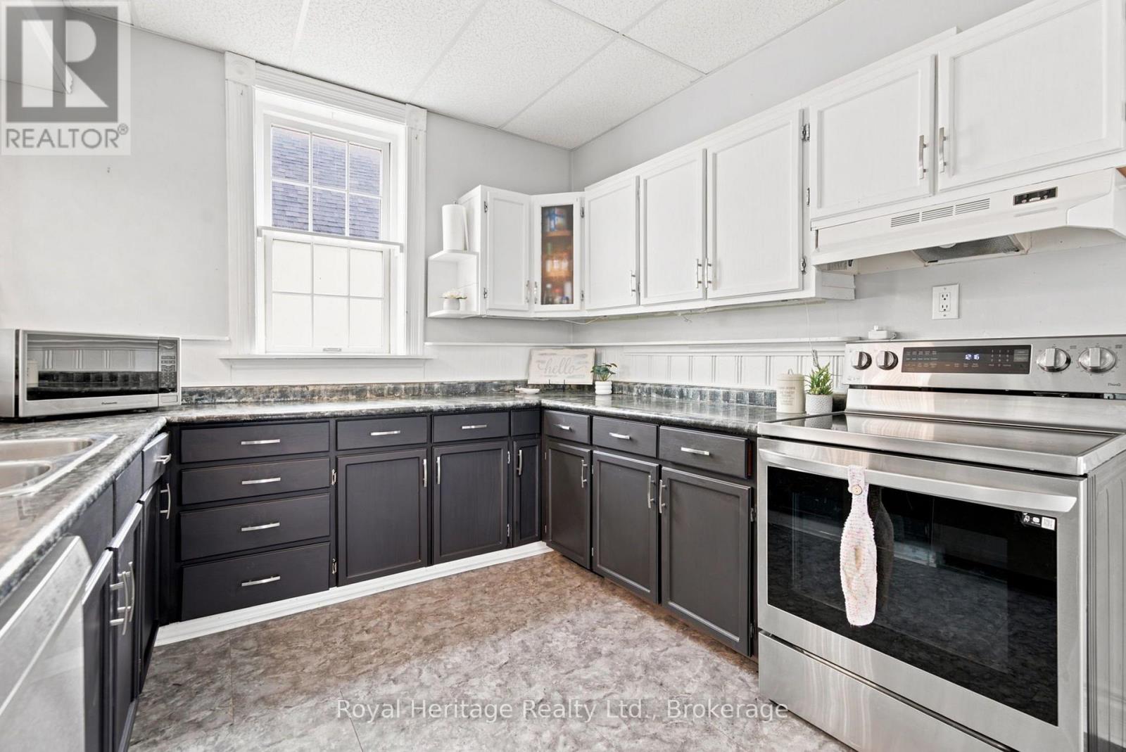 61 LINDSAY STREET N - 7