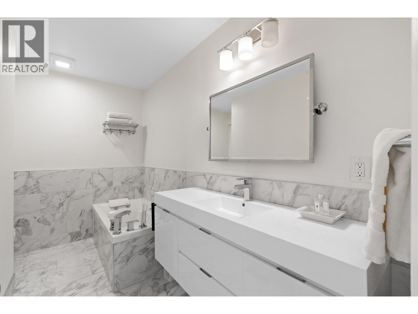 12 4957 MARINE DRIVE, West Vancouver