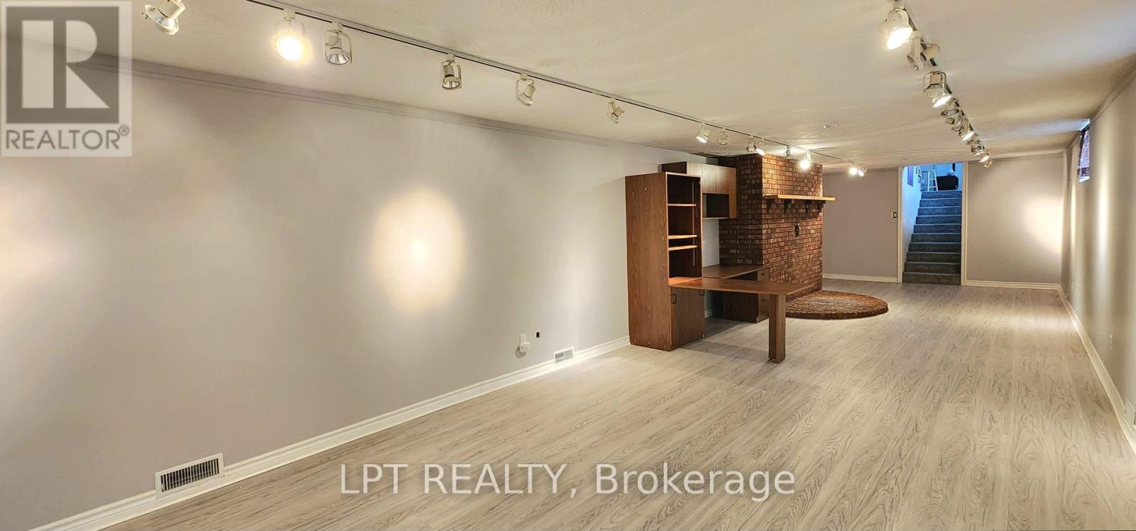 585 MAPLEVIEW DRIVE E - Image 27