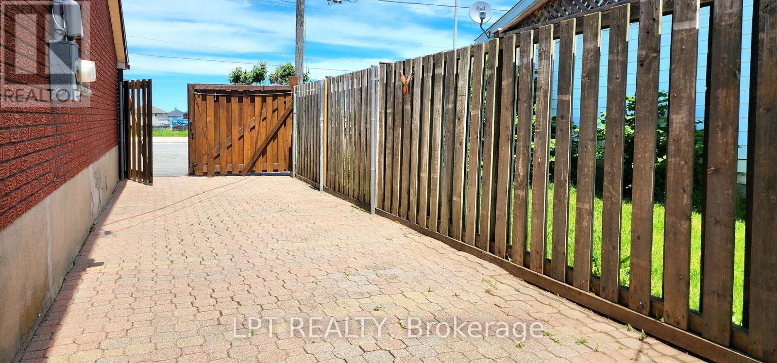 585 MAPLEVIEW DRIVE E - Image 35