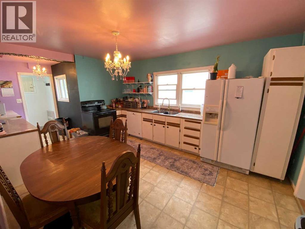 23 Pine Avenue W - 5