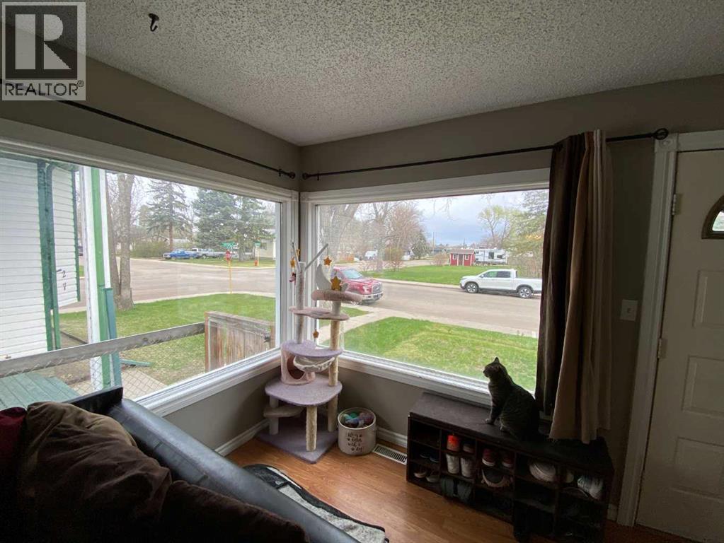 23 Pine Avenue W - 2