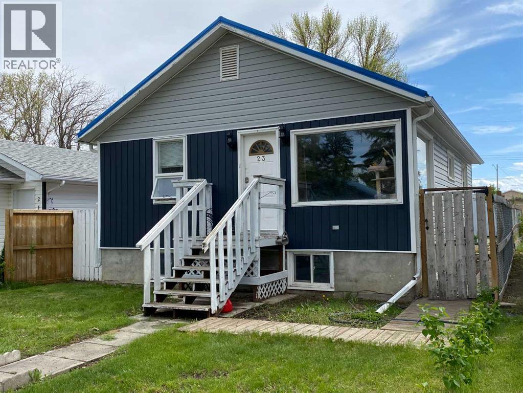 23 Pine Avenue W - 1