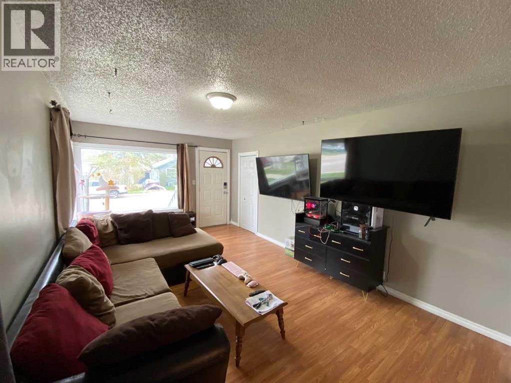 23 Pine Avenue W - 3