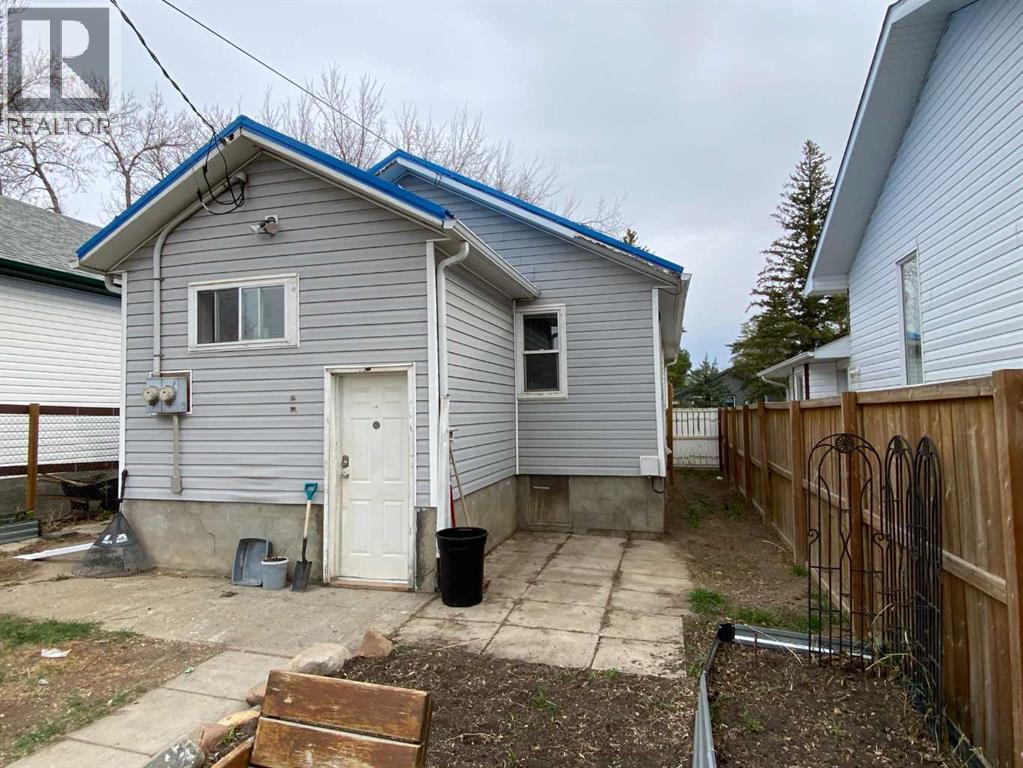 23 Pine Avenue W - 25