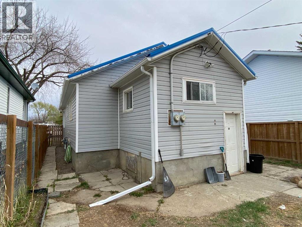 23 Pine Avenue W - 24