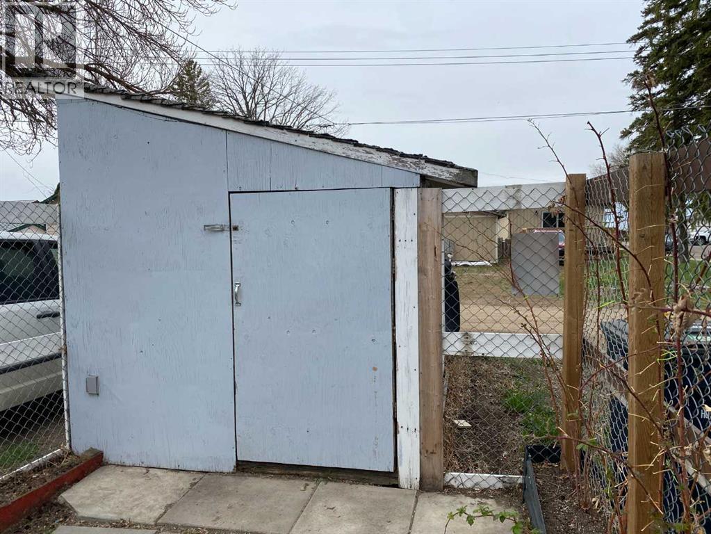 23 Pine Avenue W - 23