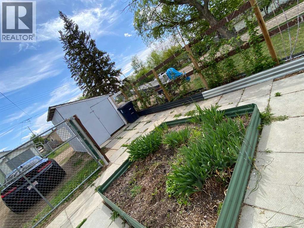 23 Pine Avenue W - 28