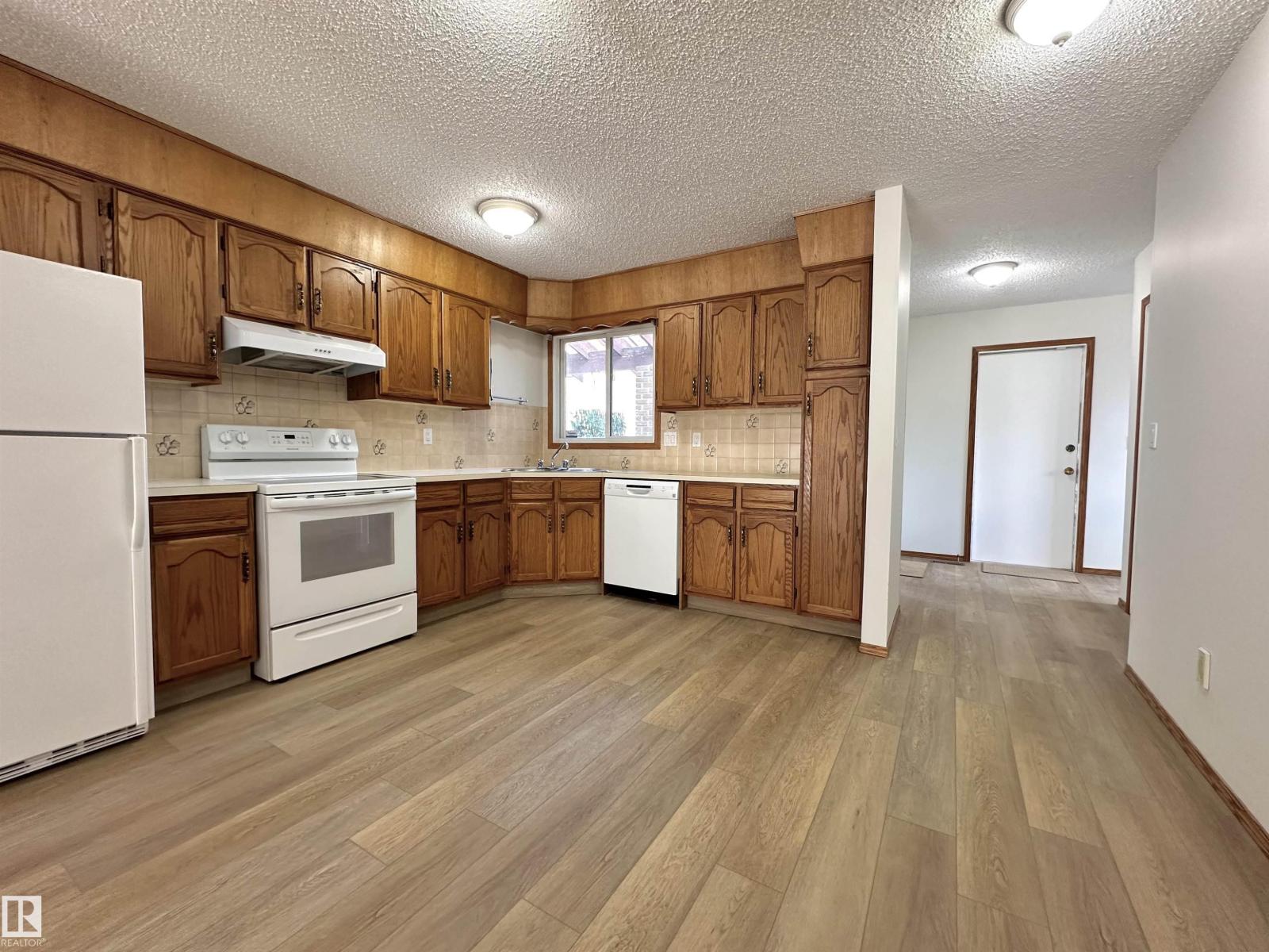 11111 157 AV NW - 5
