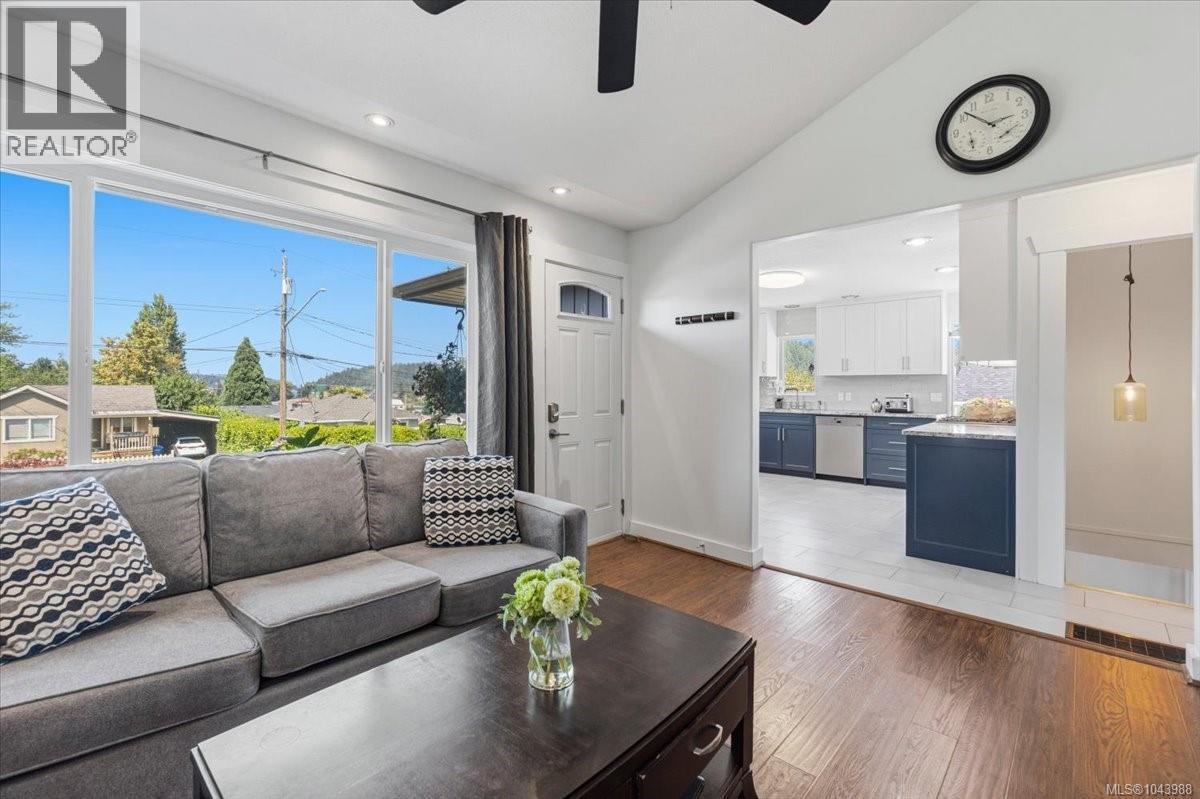 481 Drake St - 12