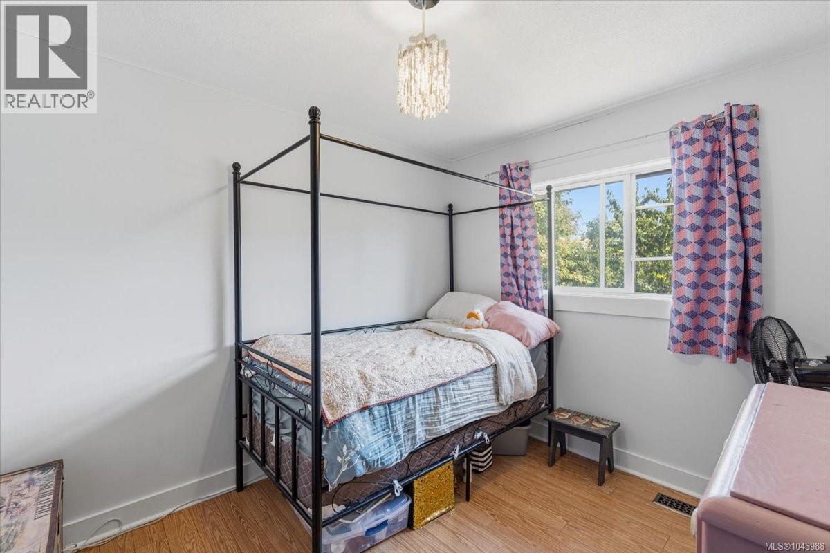 481 Drake St - 17