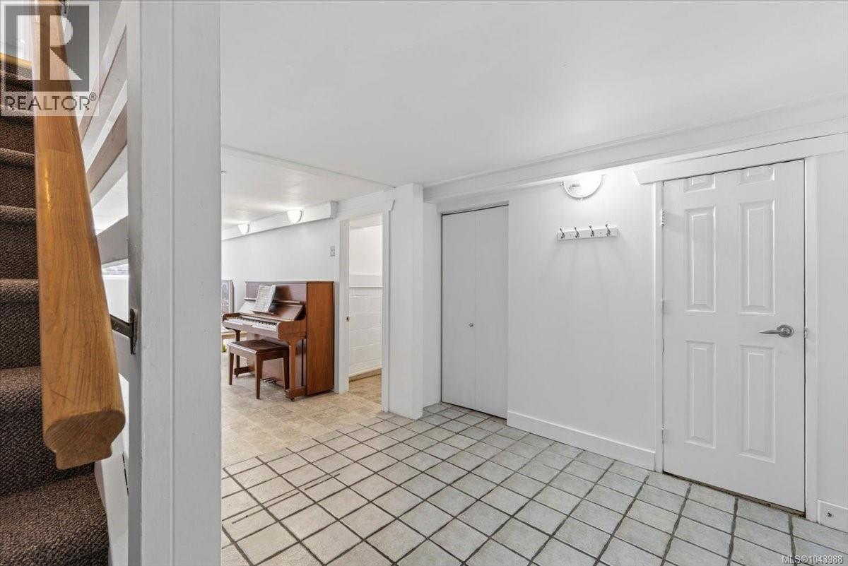 481 Drake St - 21