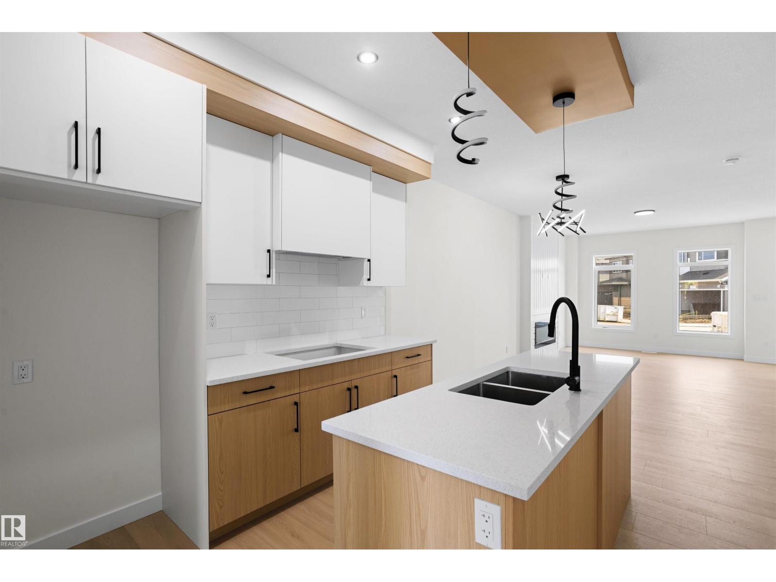 1528 209 ST NW - 11