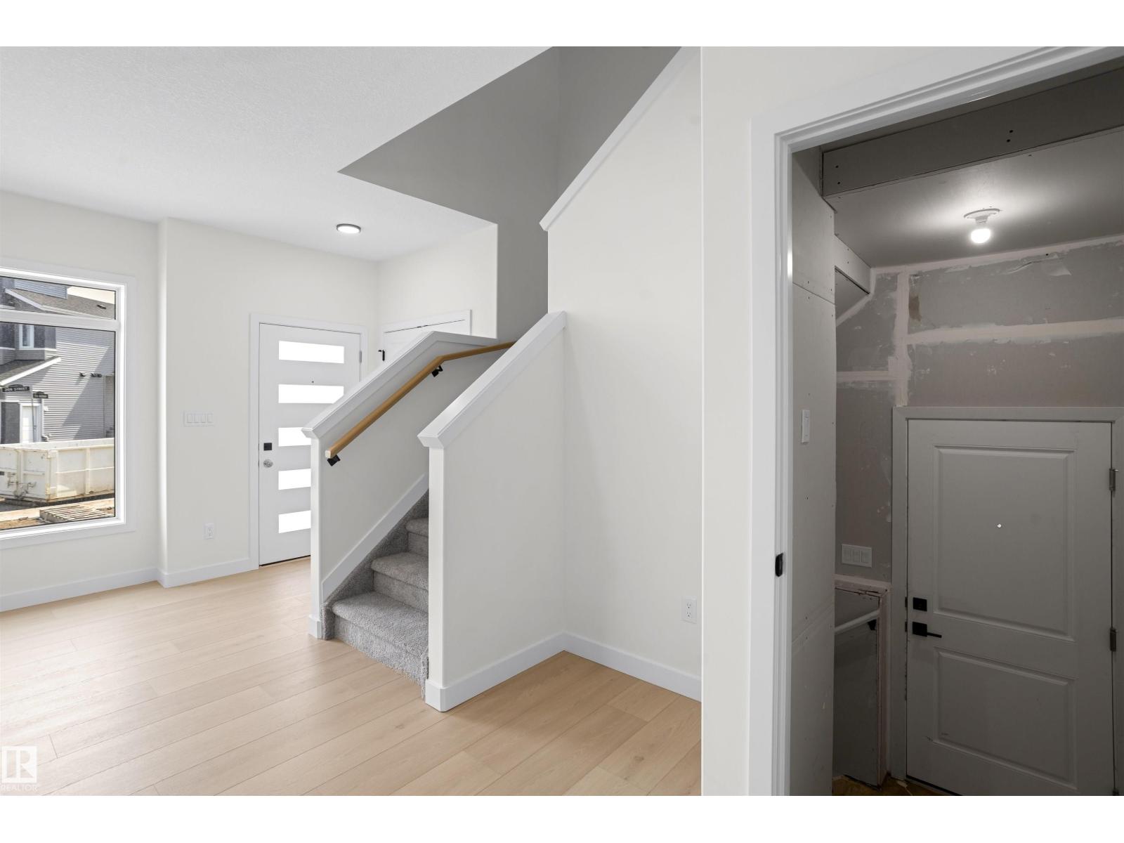 1528 209 ST NW - 18