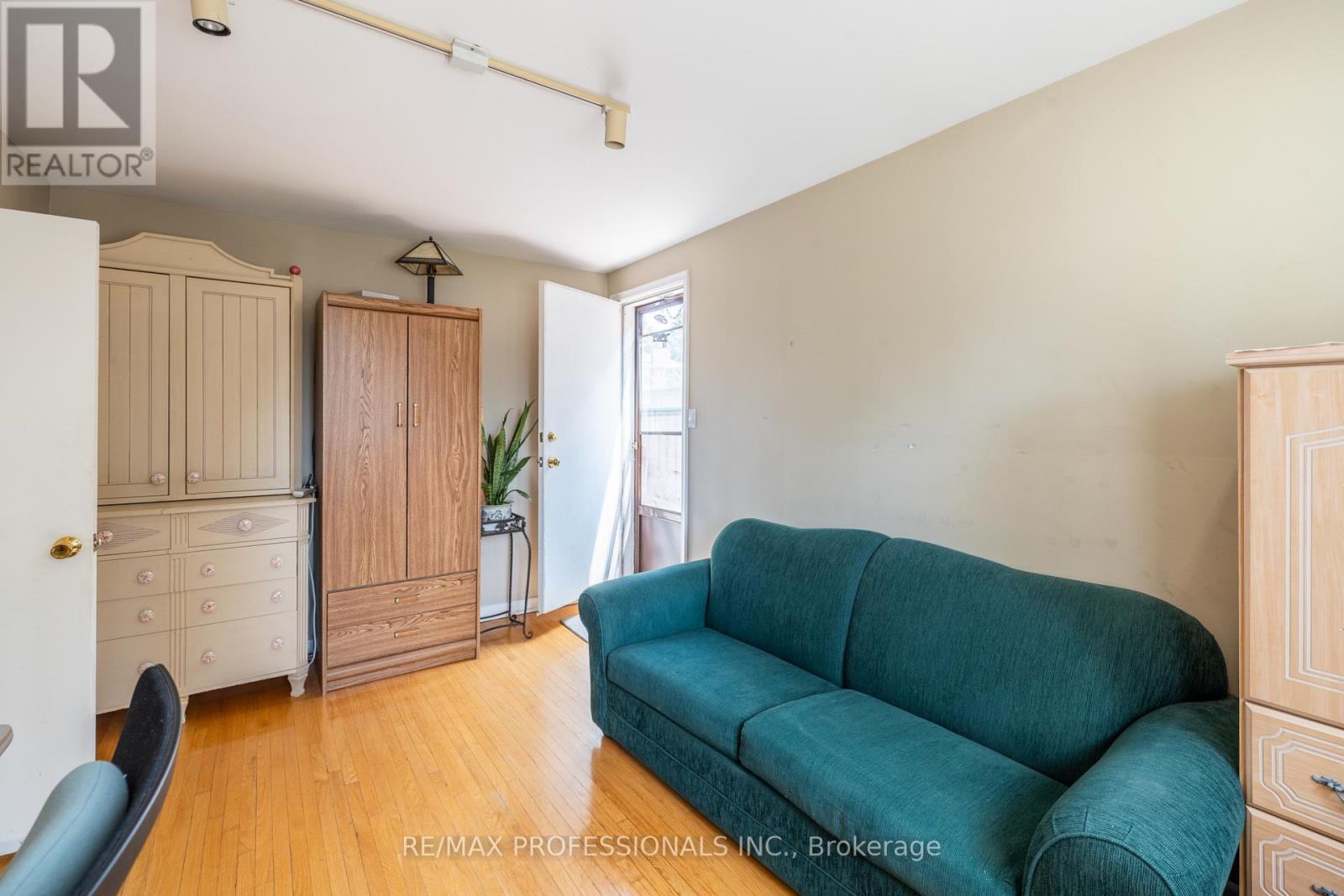48 DALEGROVE CRESCENT - 35