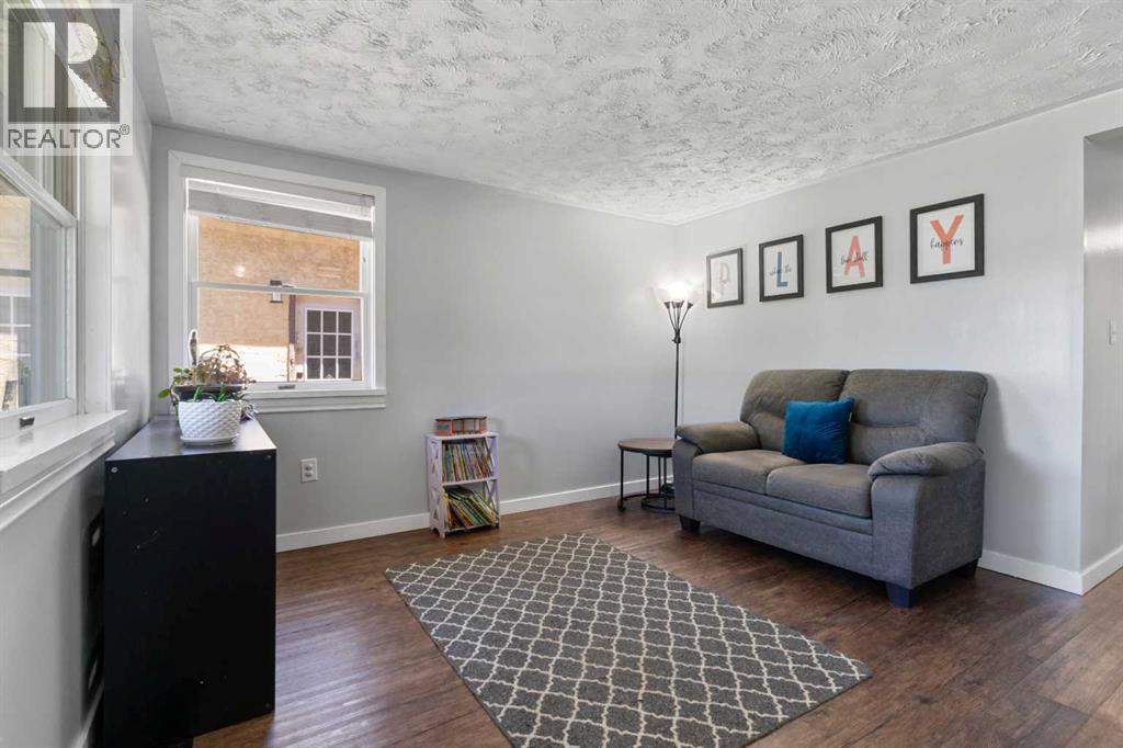 9805 98 Ave - 3