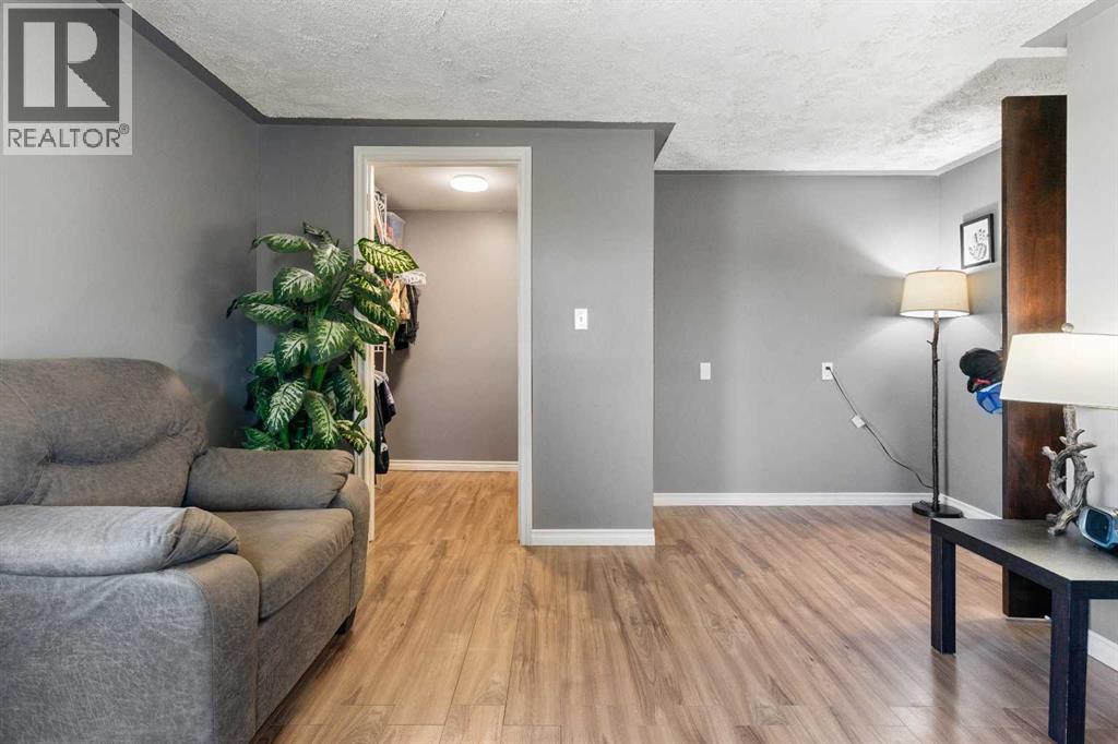 9805 98 Ave - 16