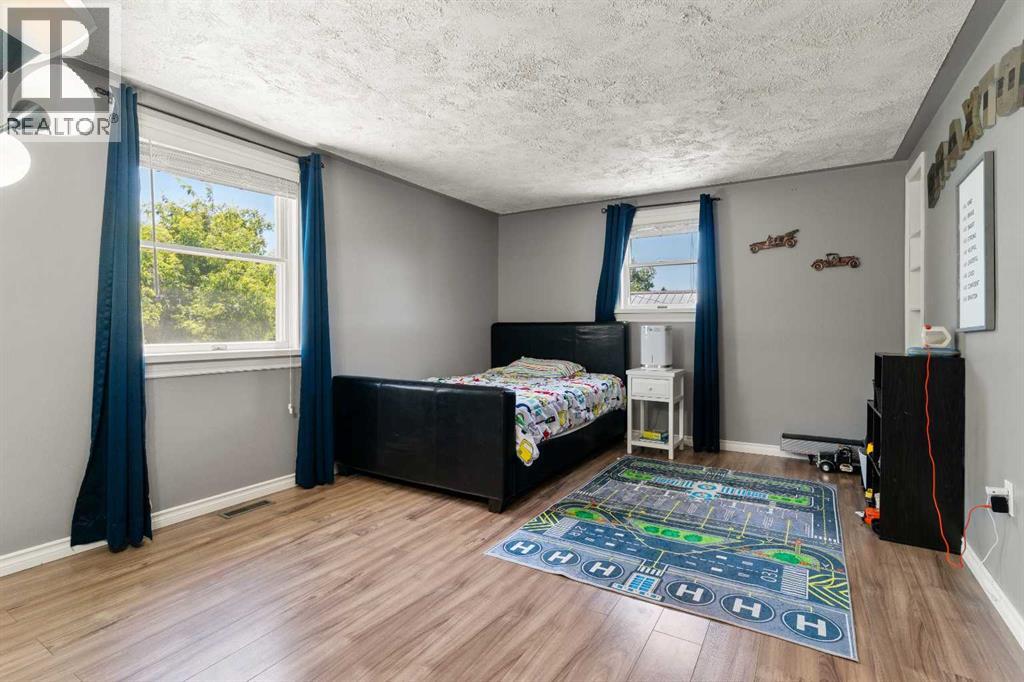 9805 98 Ave - 14