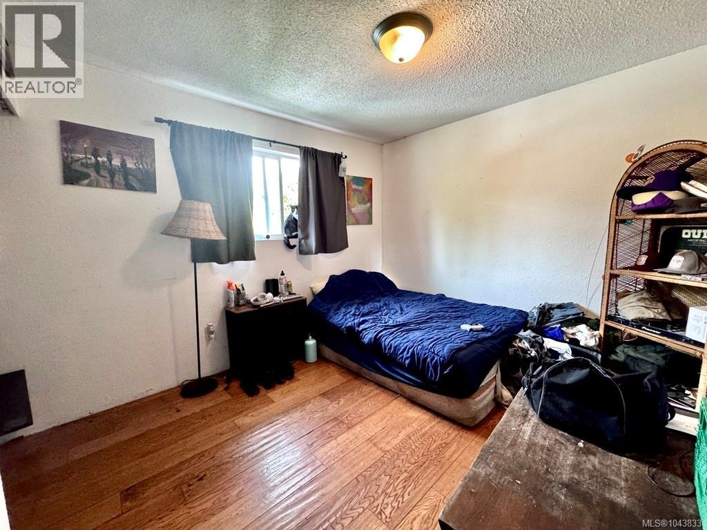 1690 Holly Cres - Image 6