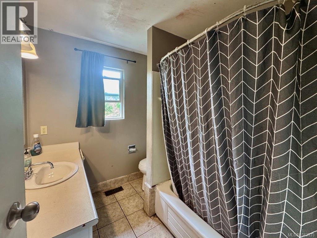 1690 Holly Cres - Image 9