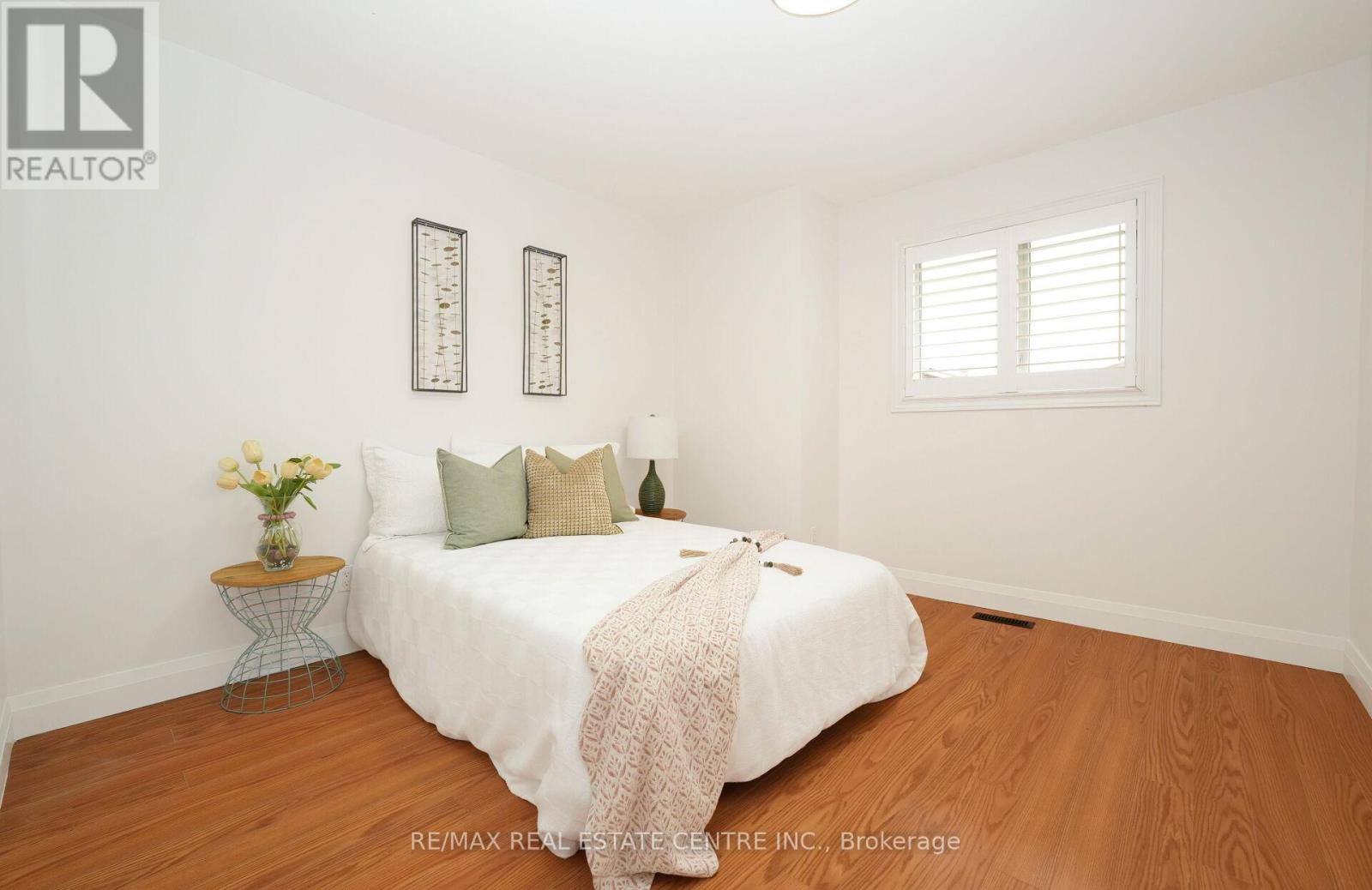 15 DONNA DRIVE - 23