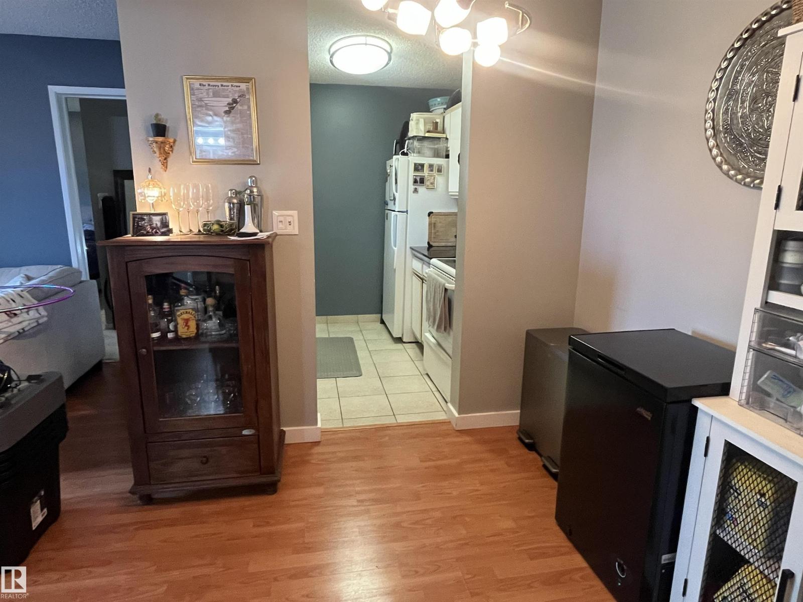 #205 5065 31 AV NW - 5