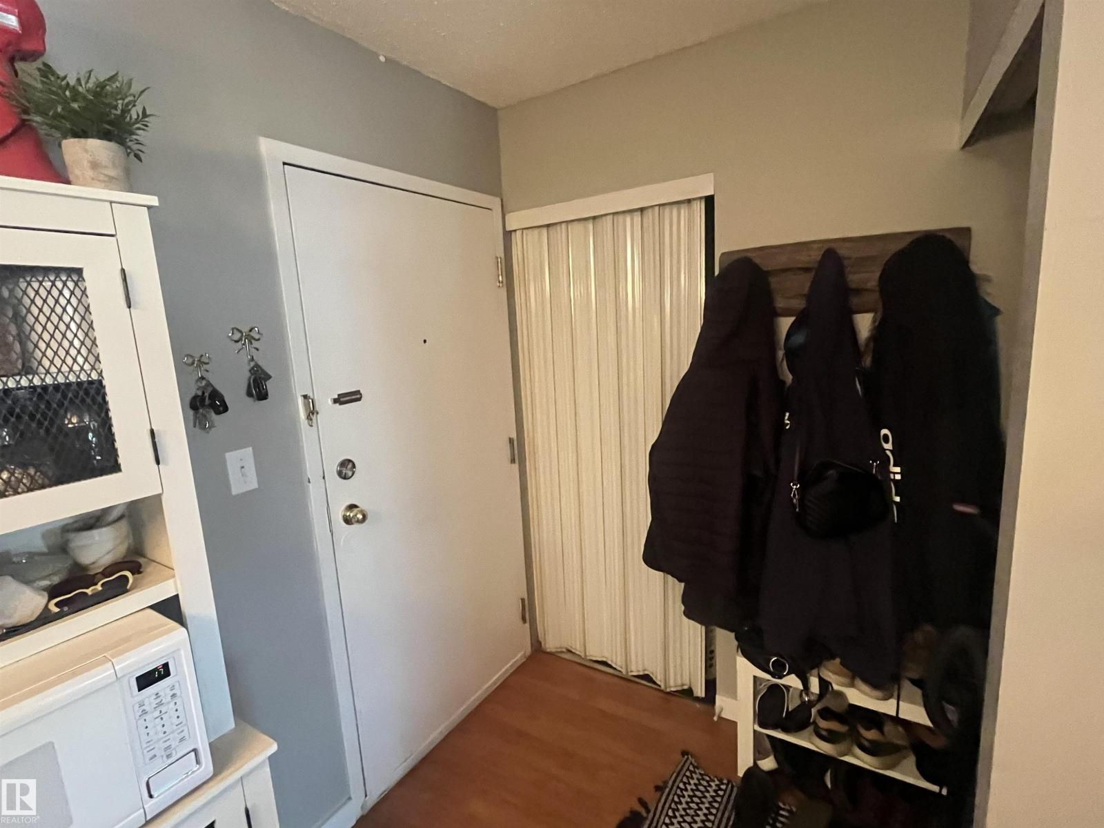 #205 5065 31 AV NW - 3