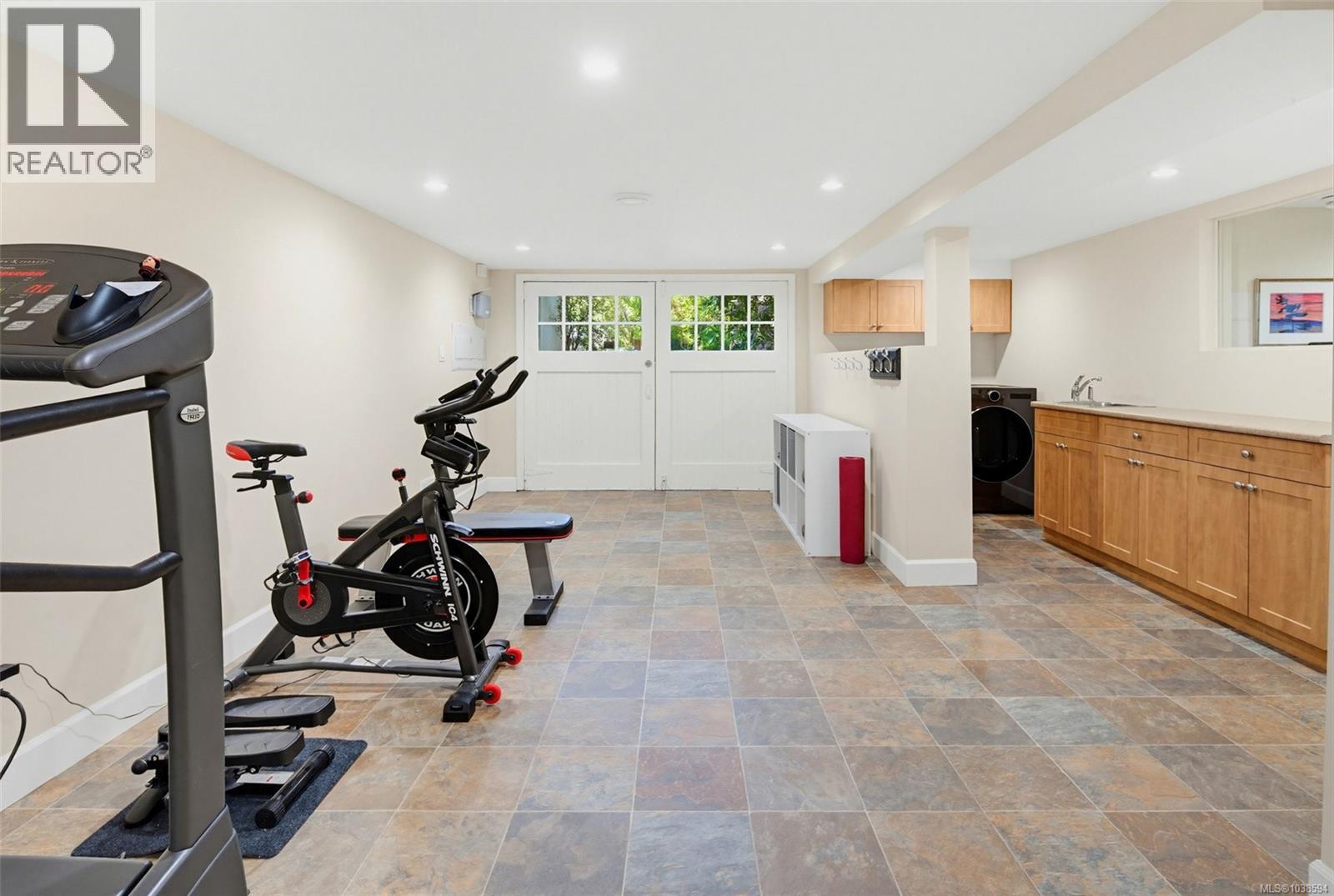 688 Falkland Rd - 32