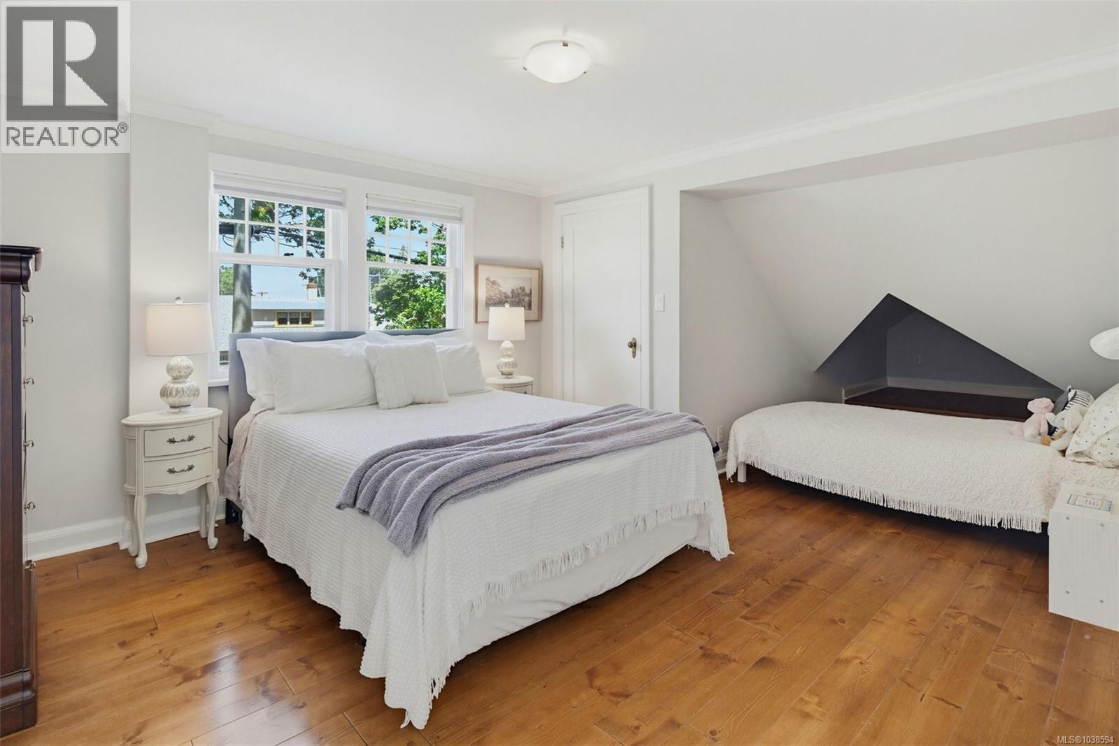 688 Falkland Rd - 25