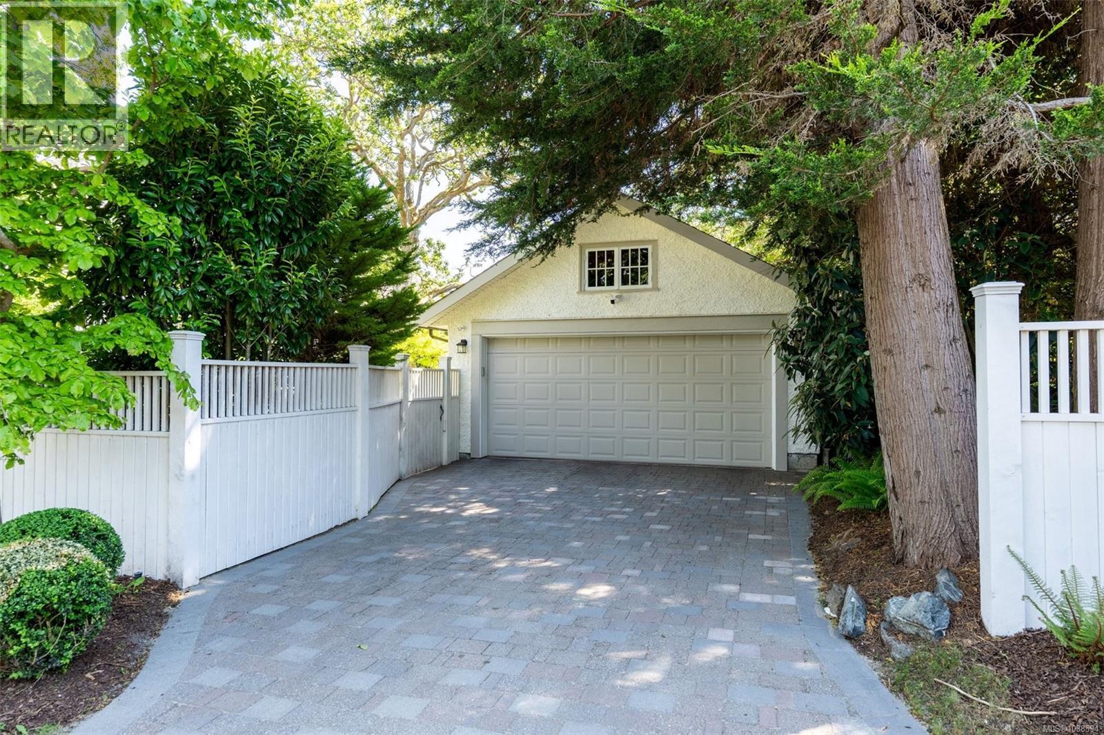 688 Falkland Rd - 38